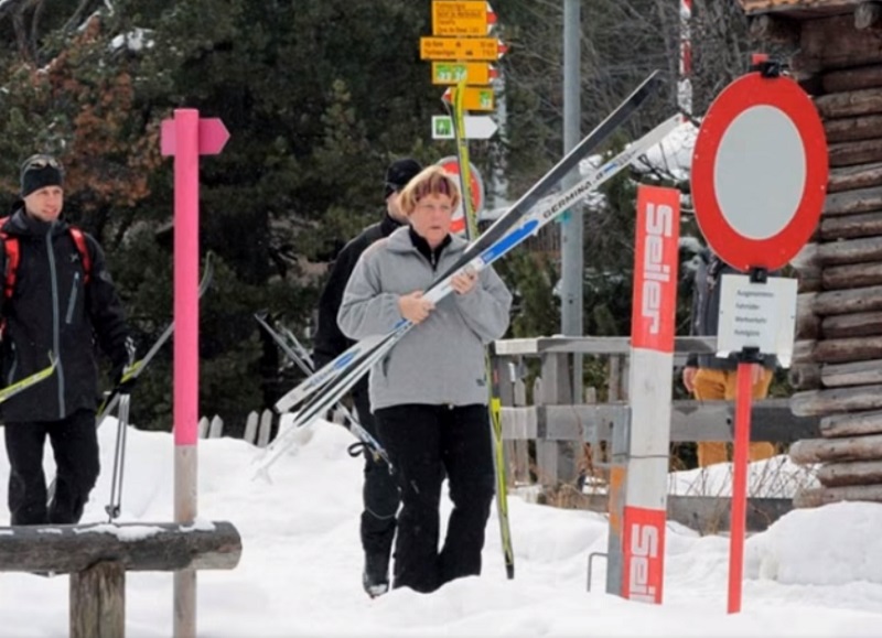 Ангела Меркел за Божић на скијању у Швајцарској